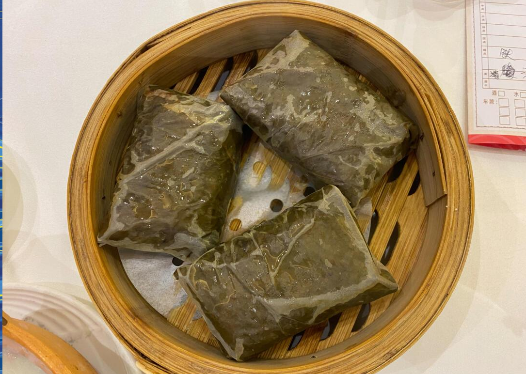 Cơm cuộn lá sen